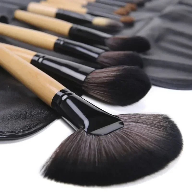Make-up kwasten met houten stelen in etui