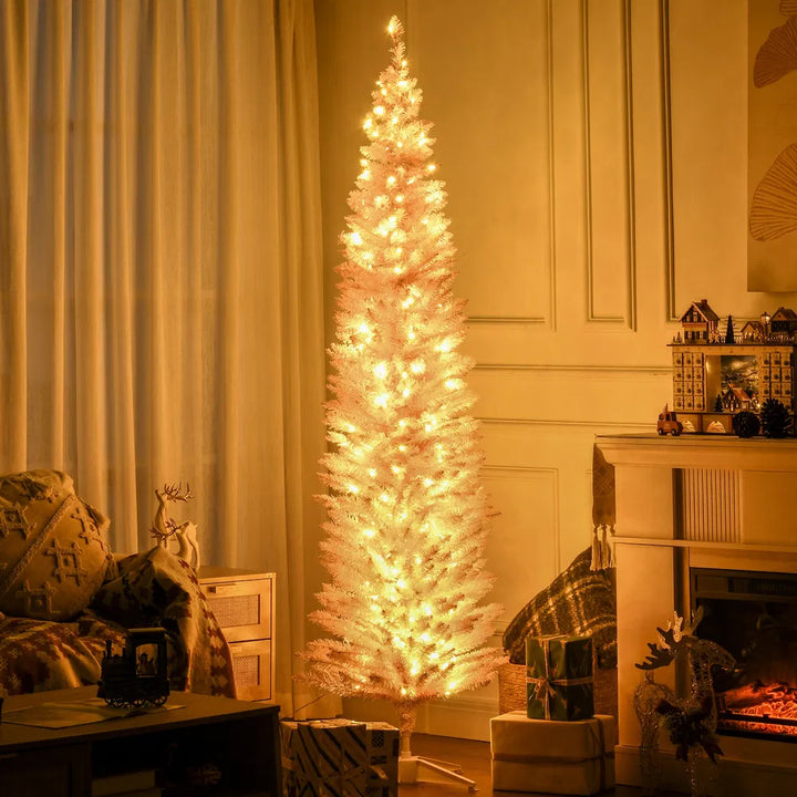 Hoge roze kerstboom met warmwitte verlichting