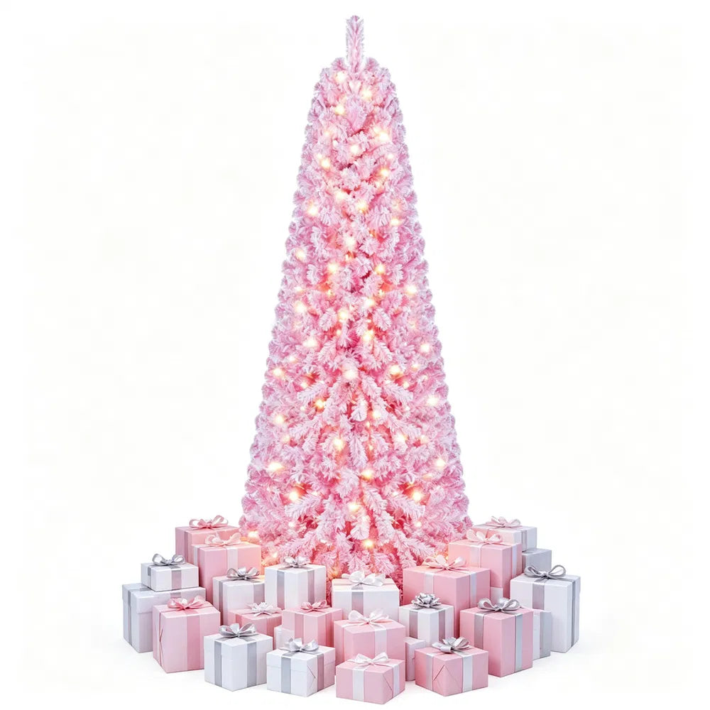Roze besneeuwde volle kerstboom met lichtjes
