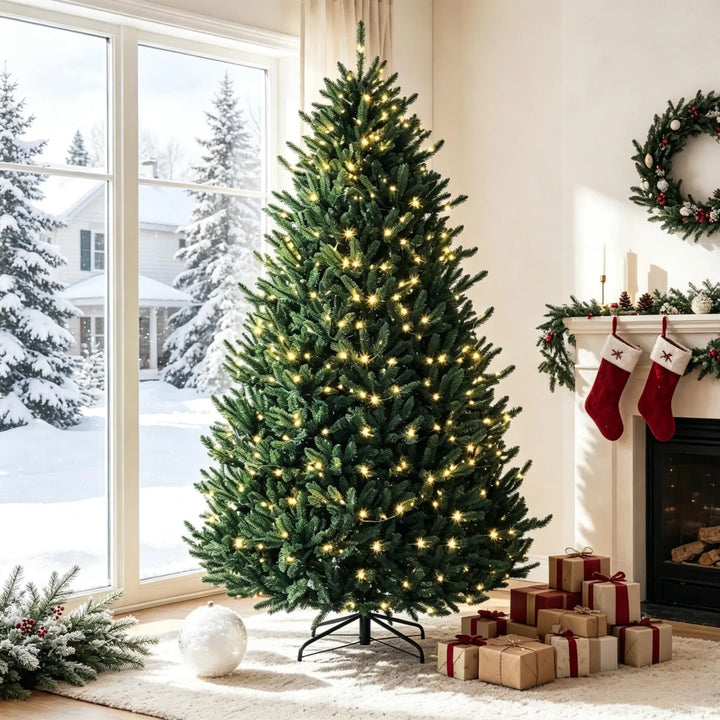 Volle kerstboom met gekleurde en warme lampjes