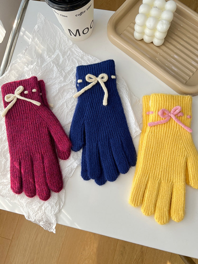 Geribde handschoenen met strikje bij de pols