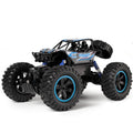 Blauwe RC rock crawler op rotsachtige ondergrond