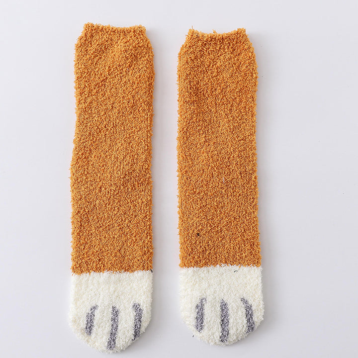 Pluizige sokken met kattenpootjes op de tenen