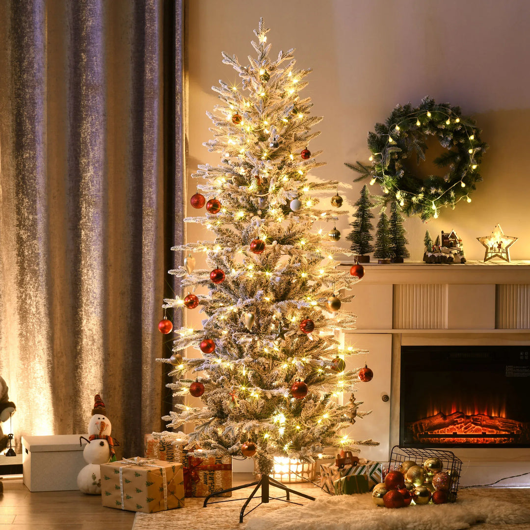 Besneeuwde kerstboom met warmgele lampjes