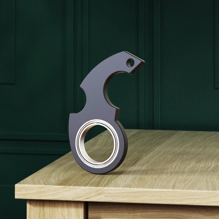 Rode fidget spinner sleutelhanger aan sleutelbos
