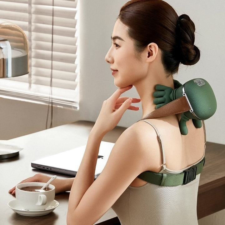 Groene snoerloze nekmassager om de schouders