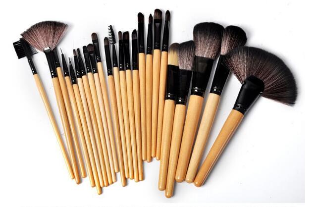 Make-up kwasten met houten stelen in etui
