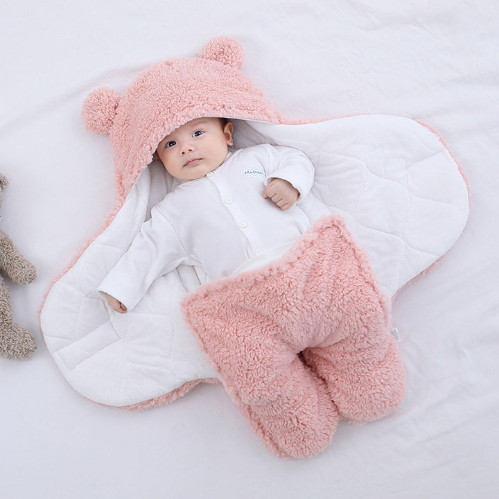 Baby in pluche slaapzak met berenoortjes