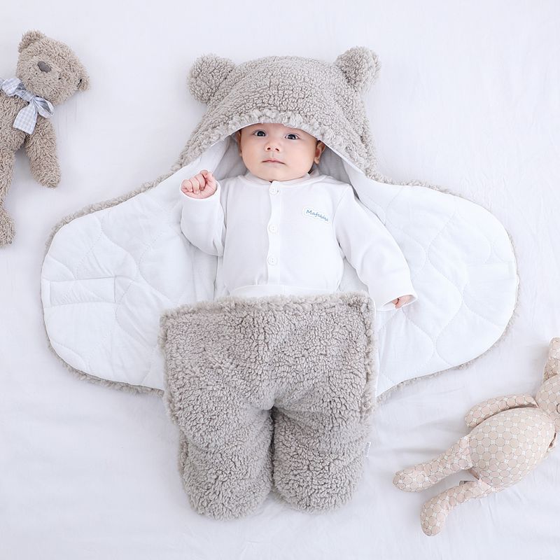 Baby in pluche slaapzak met berenoortjes