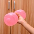 Roze vulbare waterhalter op een yogamat