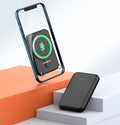 Zwarte magnetische powerbank op een telefoon