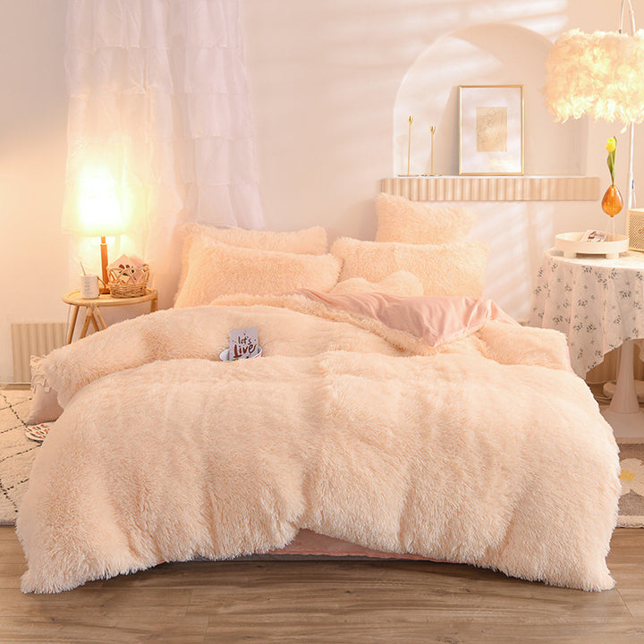 Pluizig teddy dekbedovertrek op een opgemaakt bed