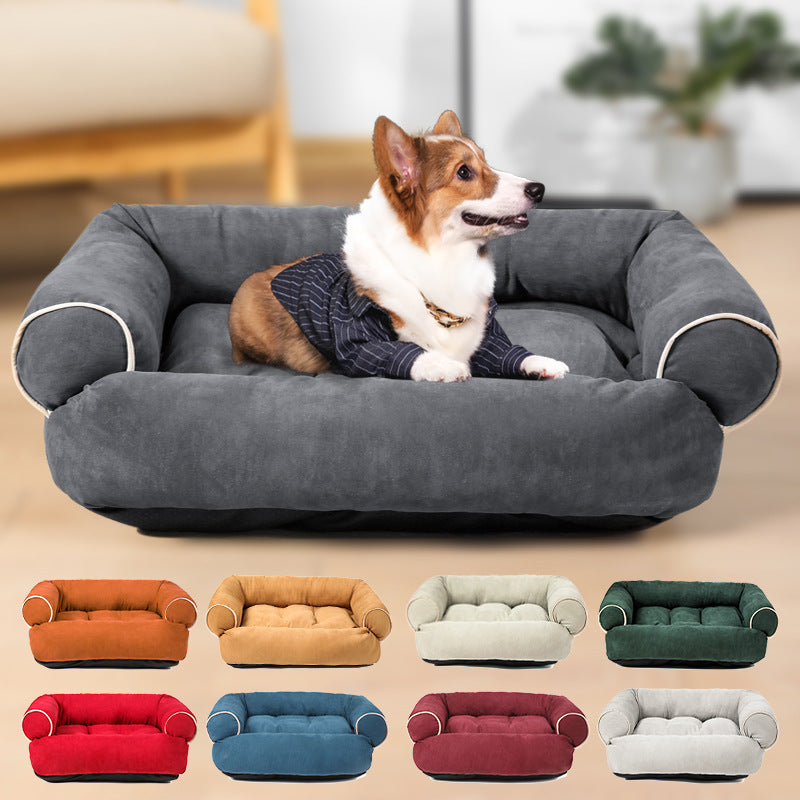 Hond ligt op een grijze pluche hondensofa