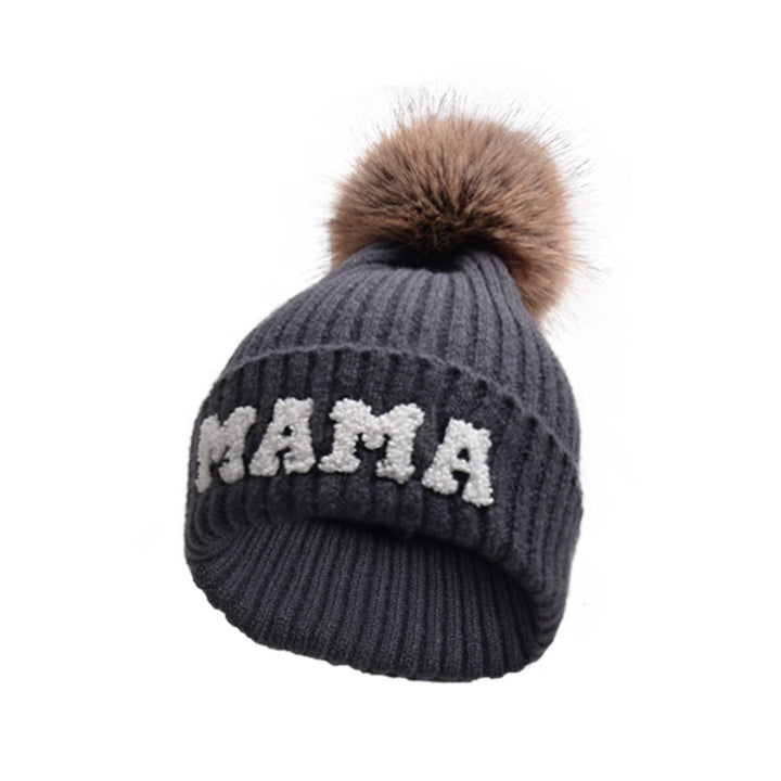 Geribde muts met MAMA-letters en pompon