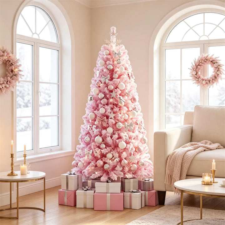 Kleine roze besneeuwde kerstboom met lichtjes
