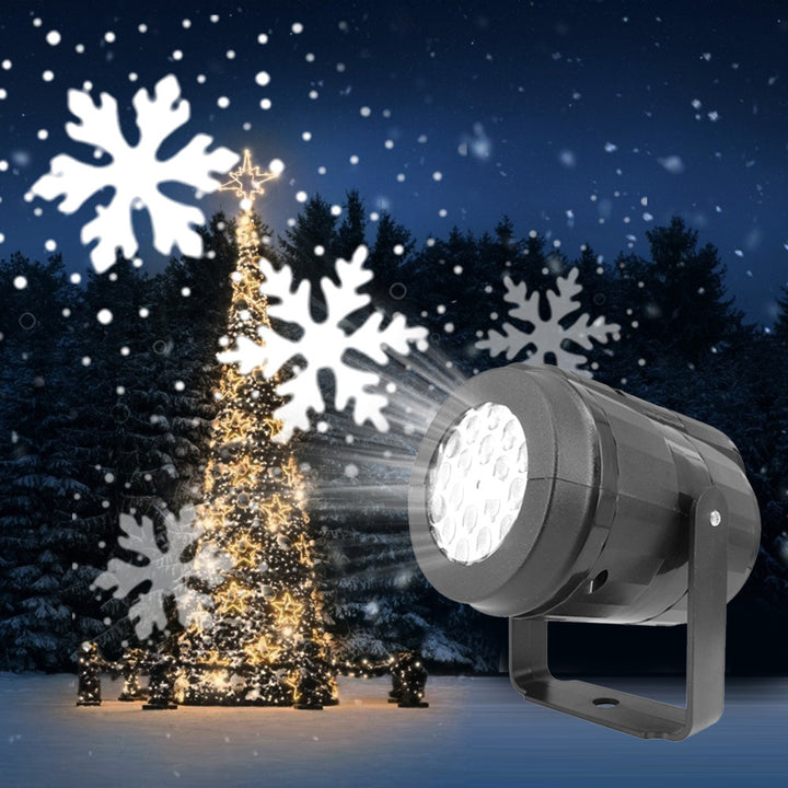 Sneeuwvlok projector verlicht een gevel