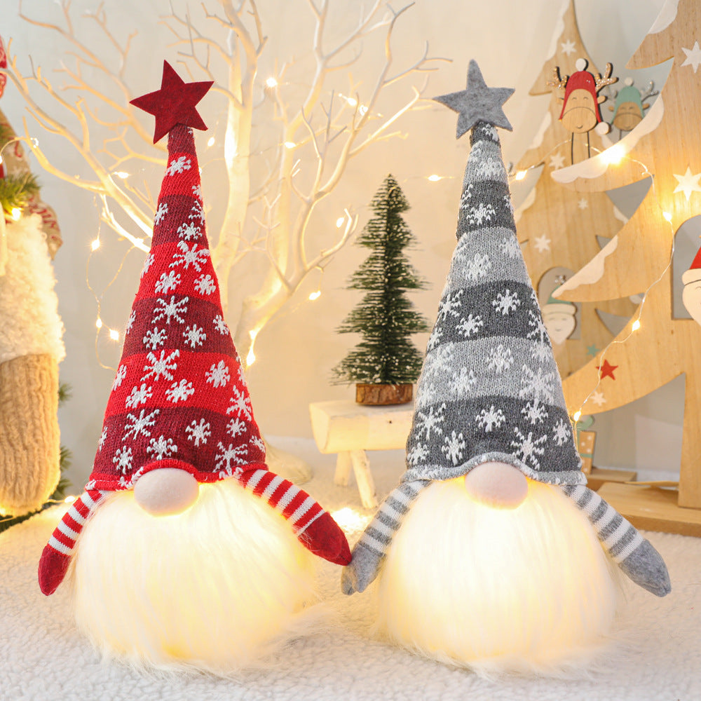 Kerstkabouter zonder gezicht als kerstdecoratie, tafel en boom