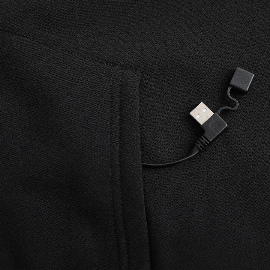 Man in verwarmde hoodie met kangoeroezak