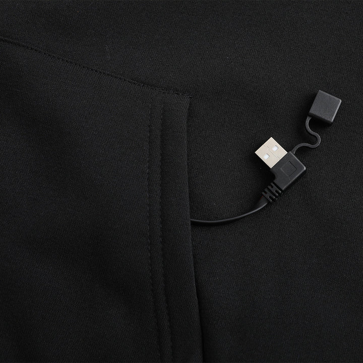 Man in verwarmde hoodie met kangoeroezak