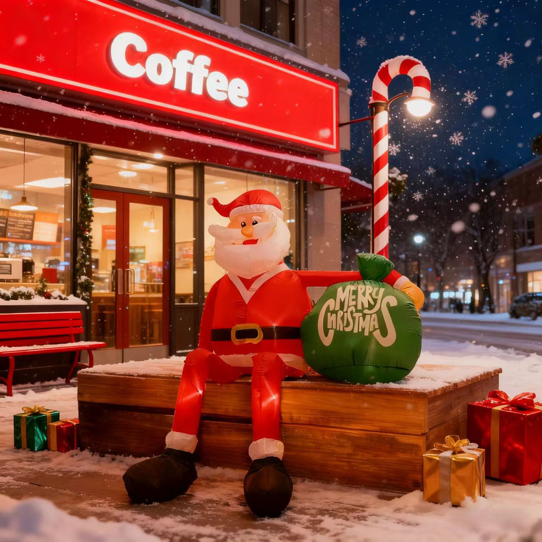 Opblaasbare kerstman met cadeauzak in tuin