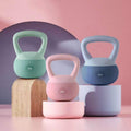 Lichtroze zachte kettlebell op de vloer