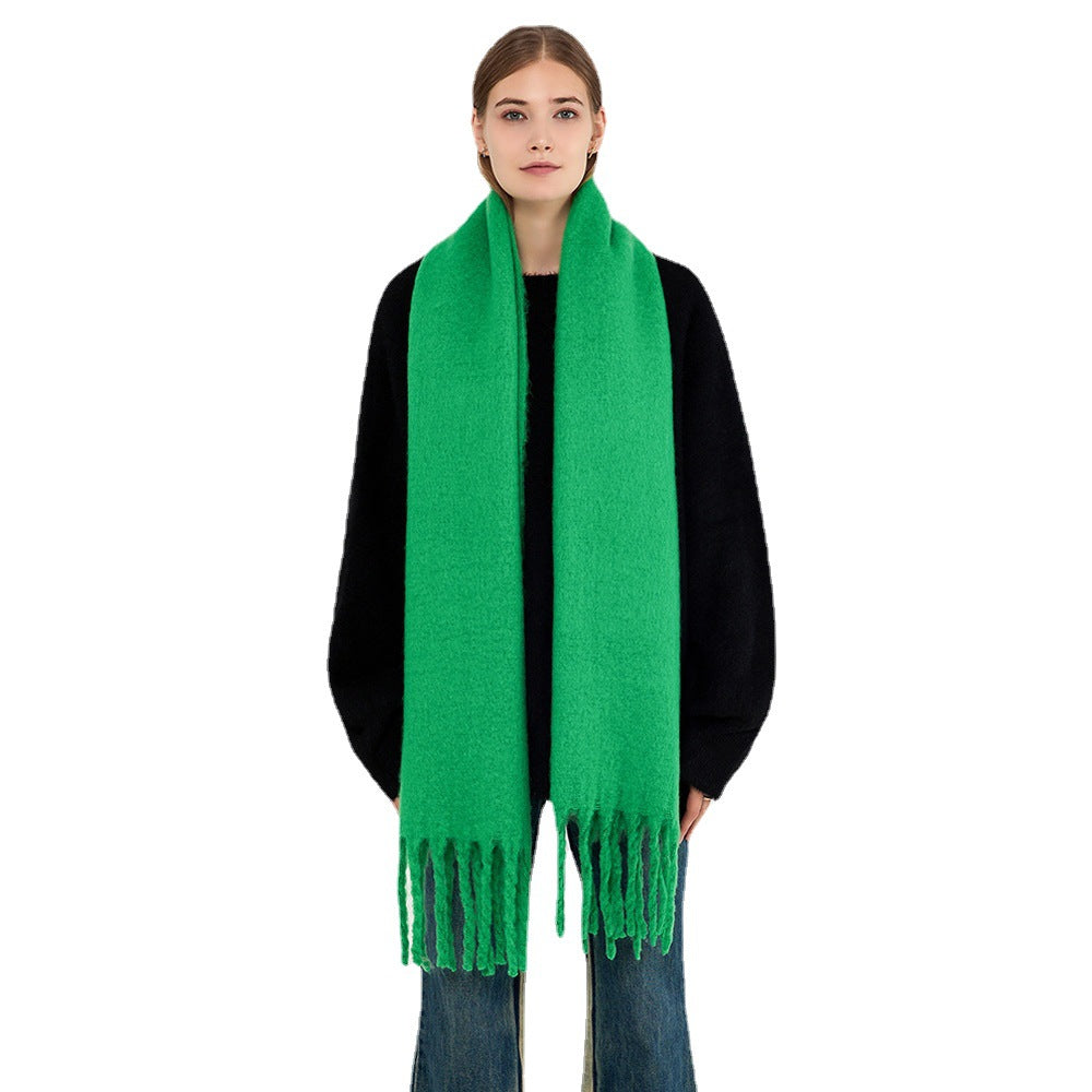 Vrouw met dikke pluizige groene sjaal