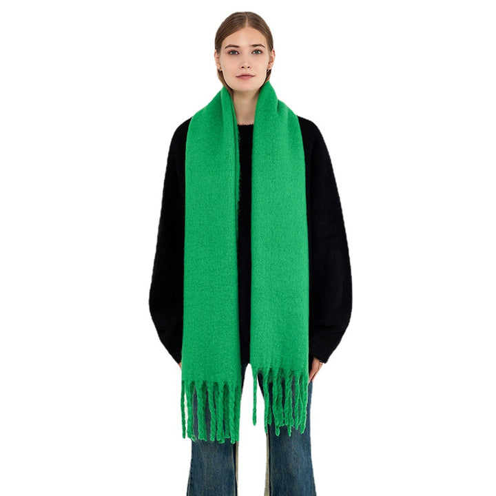 Vrouw met dikke pluizige groene sjaal