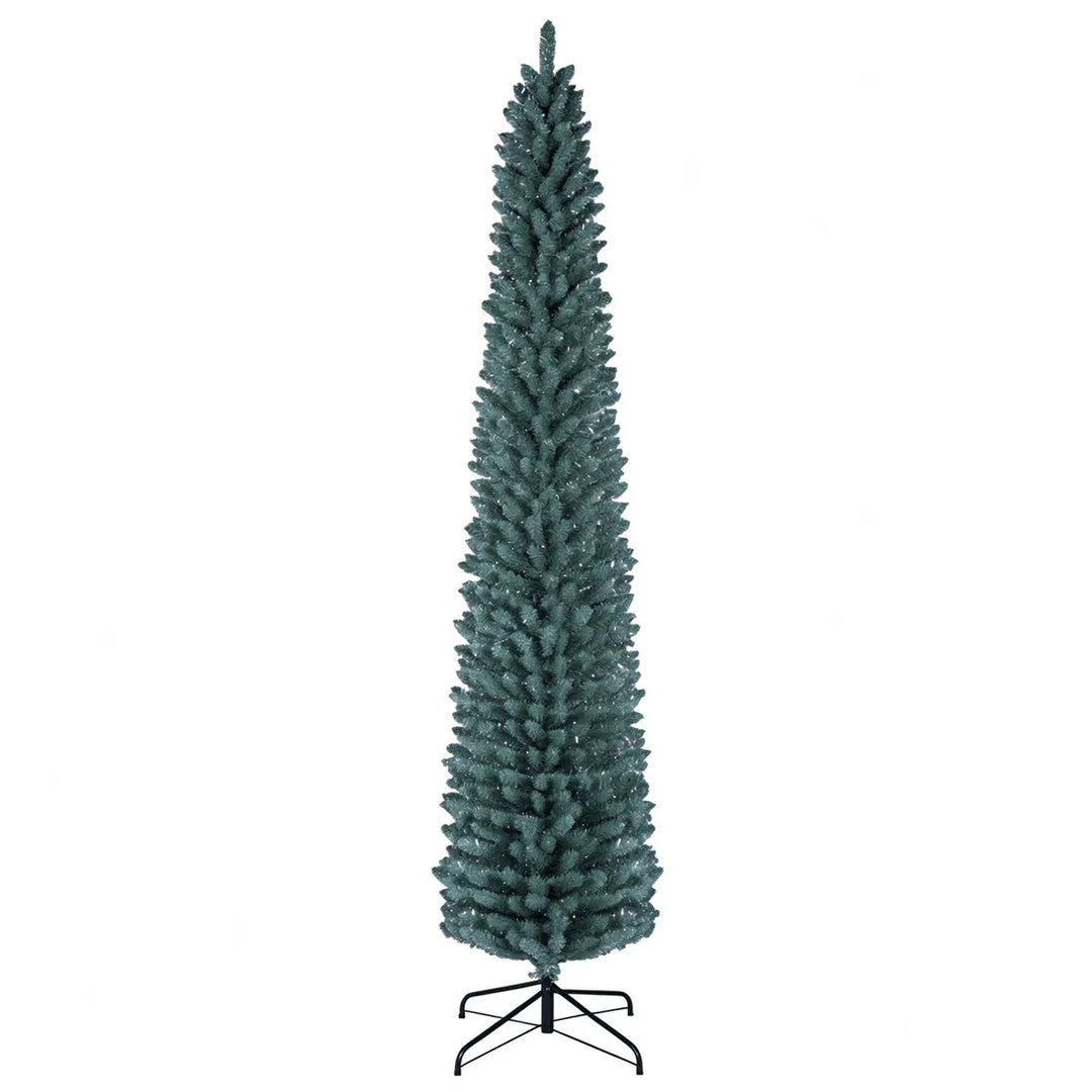 Hoge smalle berijpte kerstboom