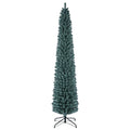 Hoge smalle berijpte kerstboom