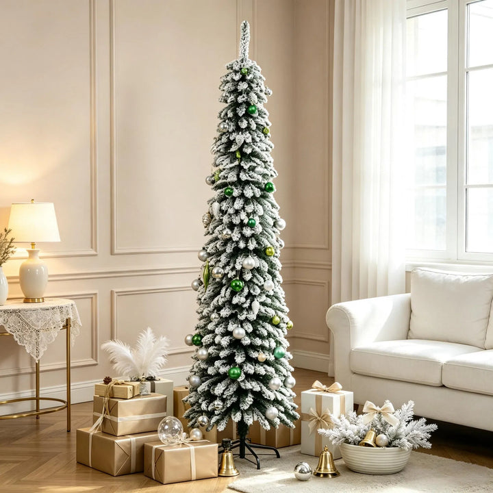 Smalle besneeuwde kerstboom zonder lichtjes