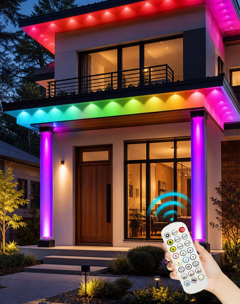 Huis met gekleurde gevelverlichting langs dakgoot