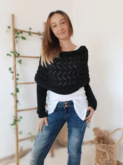 Vrouw met gebreide sjaal met mouwen