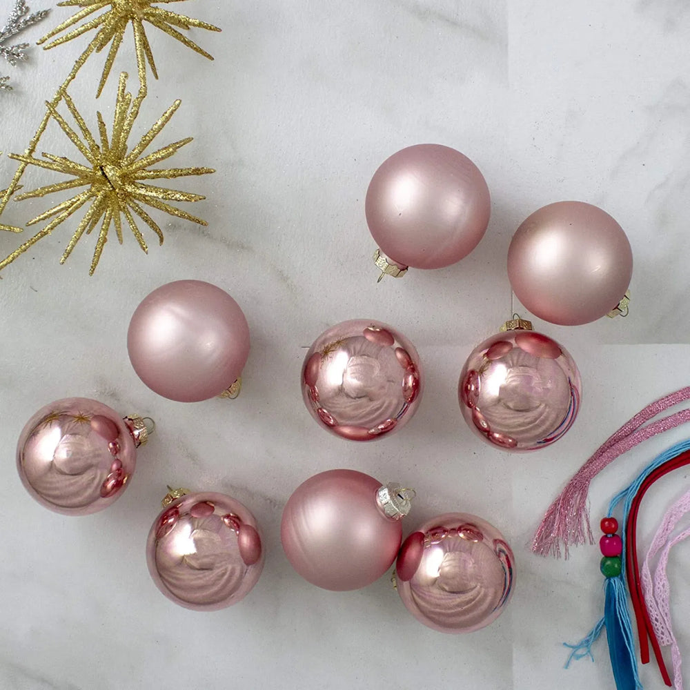 Negen roze glazen kerstballen, glanzend en mat