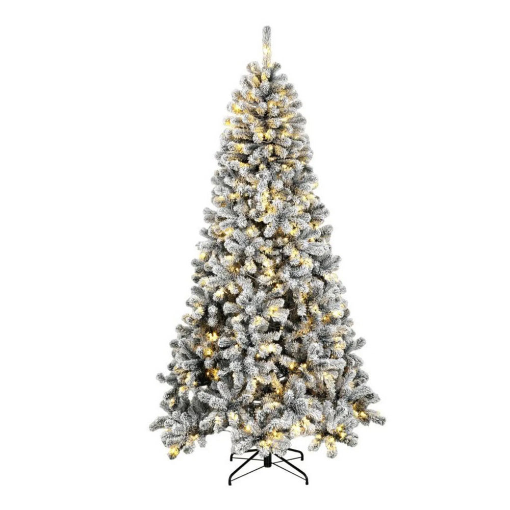 Grote besneeuwde Northern pine met lichtjes