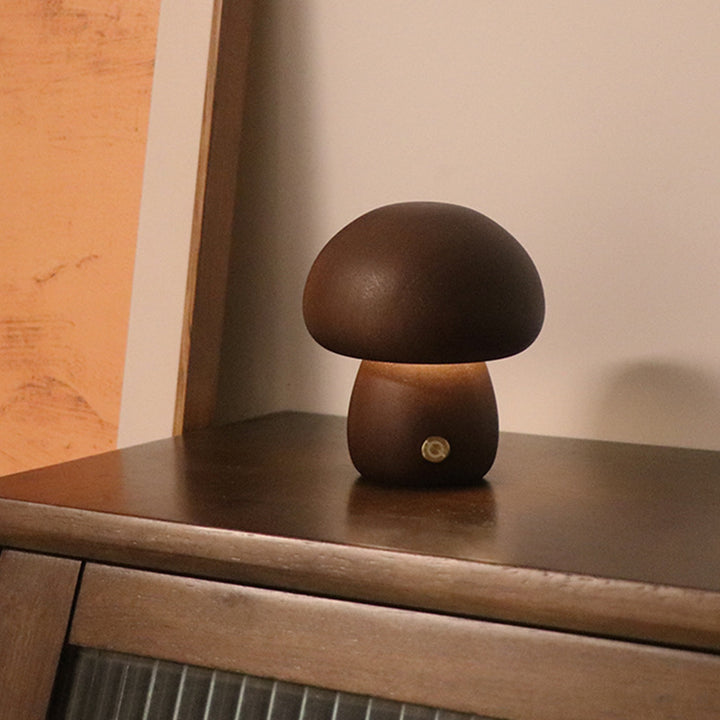 Houten paddenstoel lampje met warm licht