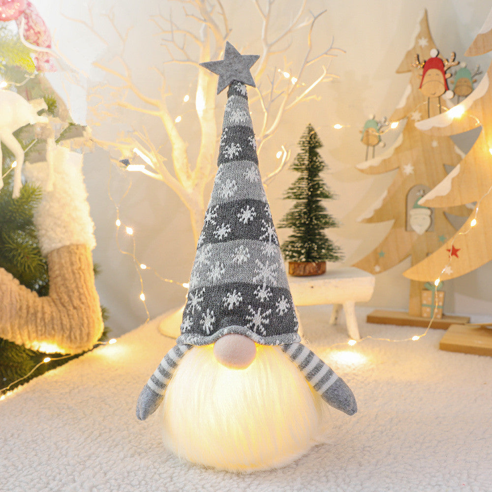 Kerstkabouter zonder gezicht als kerstdecoratie, tafel en boom