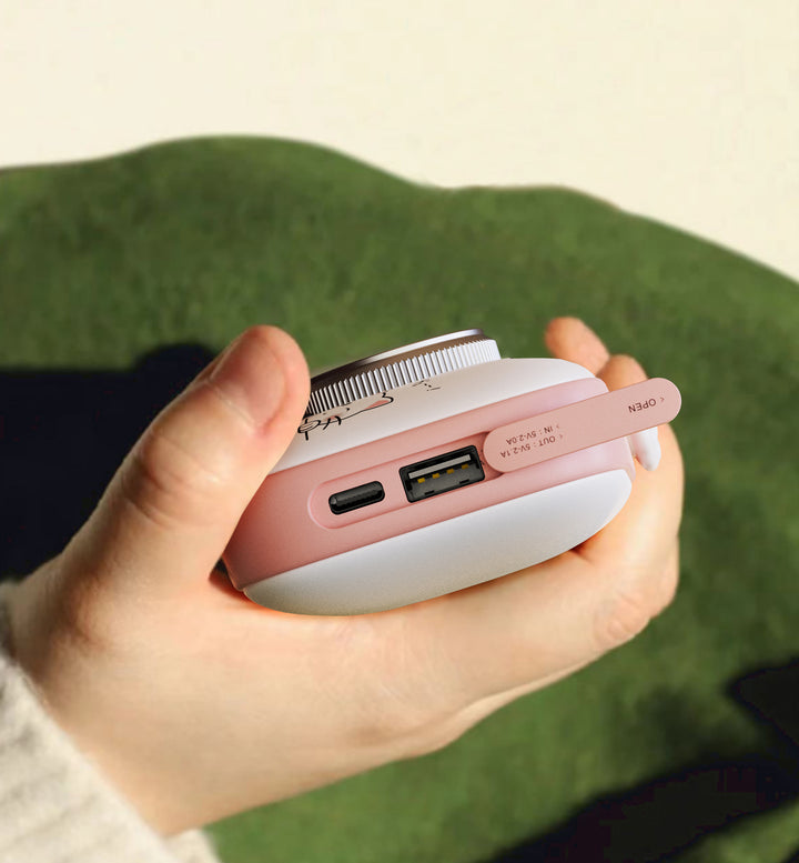Roze handwarmer in cameravorm aan koord
