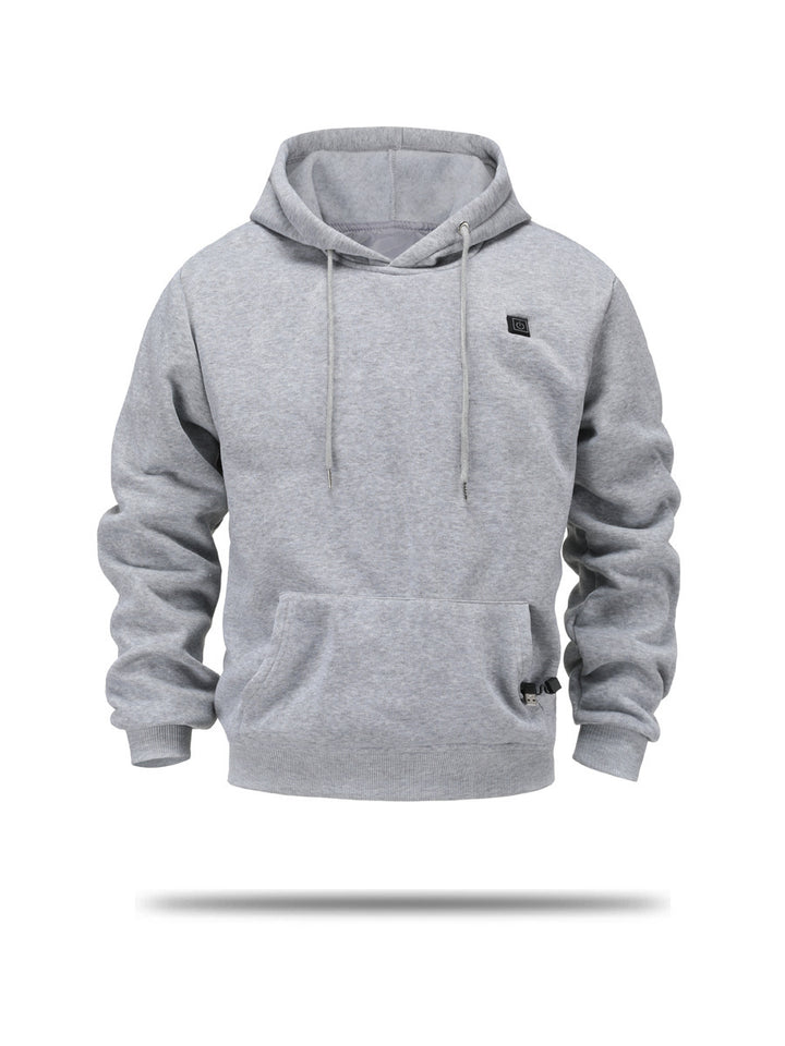 Man in verwarmde hoodie met kangoeroezak