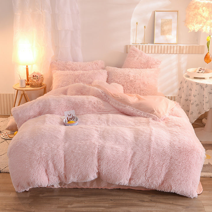Pluizig teddy dekbedovertrek op een opgemaakt bed