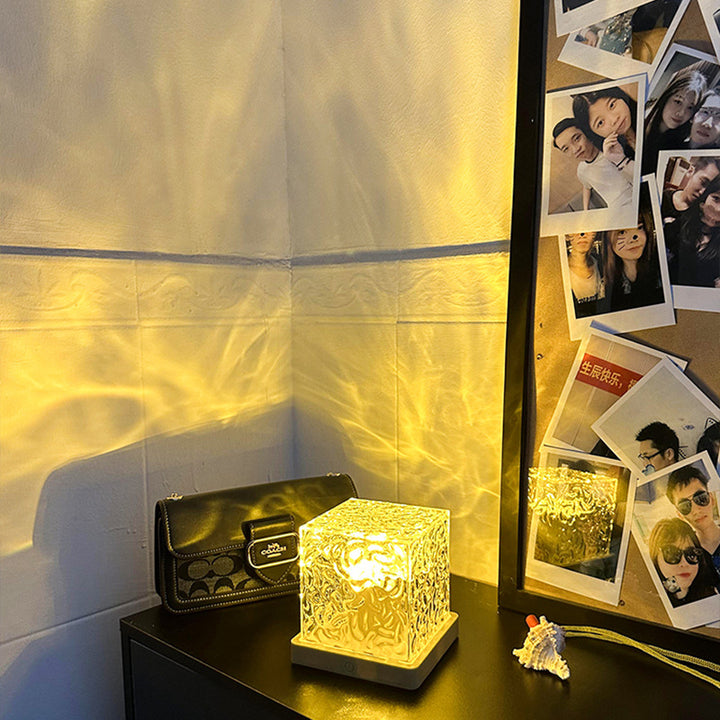 Kristallen lamp met waterrimpels op de muur