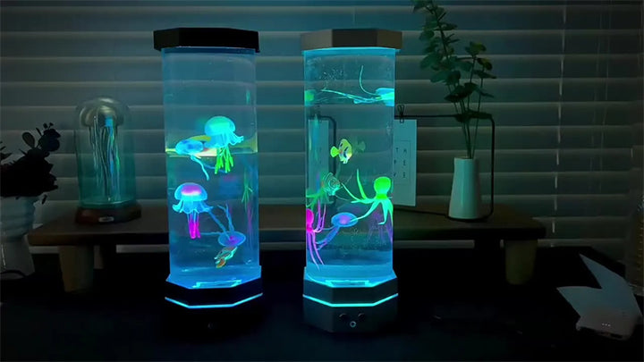 Kwallenlamp met blauw verlichte zwevende kwallen