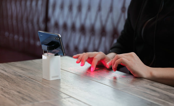 Laser projectietoetsenbord op tafel