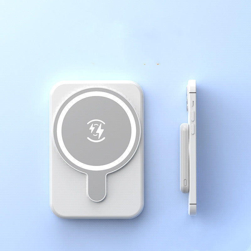 Zwarte magnetische powerbank op een telefoon