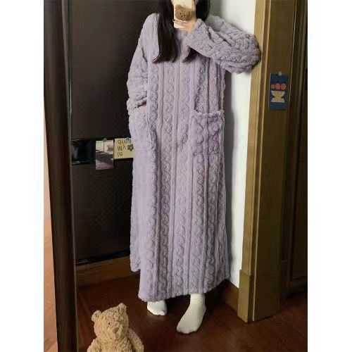 Vrouw in lange fleece nachtjapon