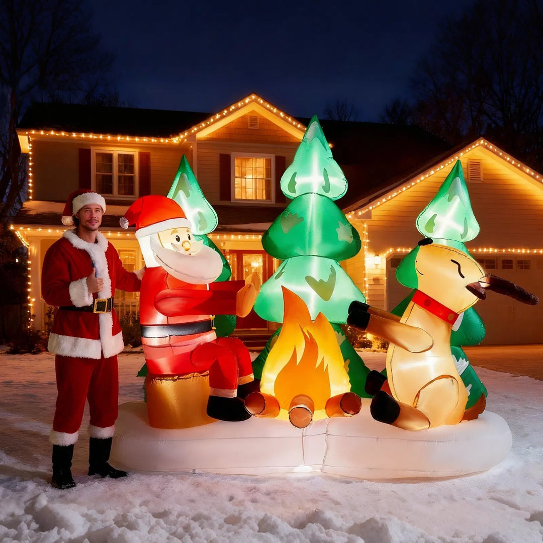 Opblaasbare kerstman bij kampvuur met rendieren