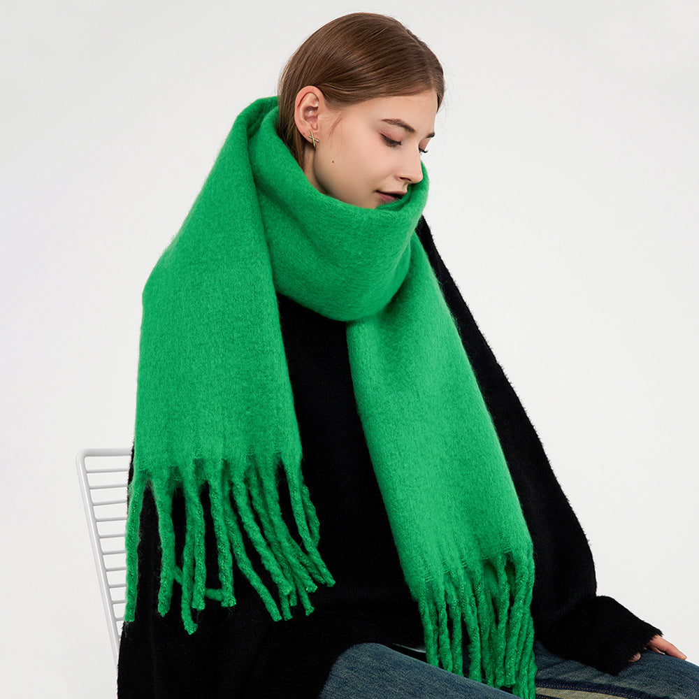 Vrouw met dikke pluizige groene sjaal