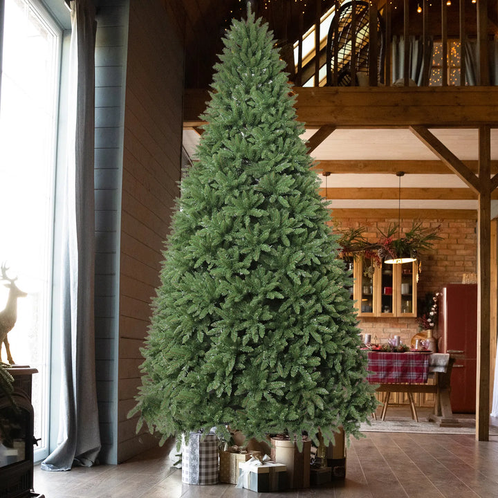 Grote voorverlichte kunstkerstboom met gekleurde leds