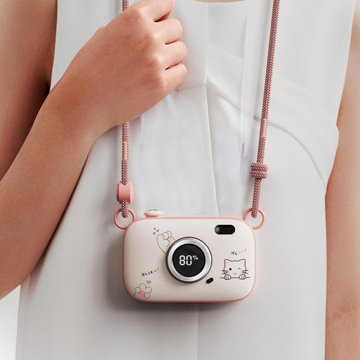 Roze handwarmer in cameravorm aan koord