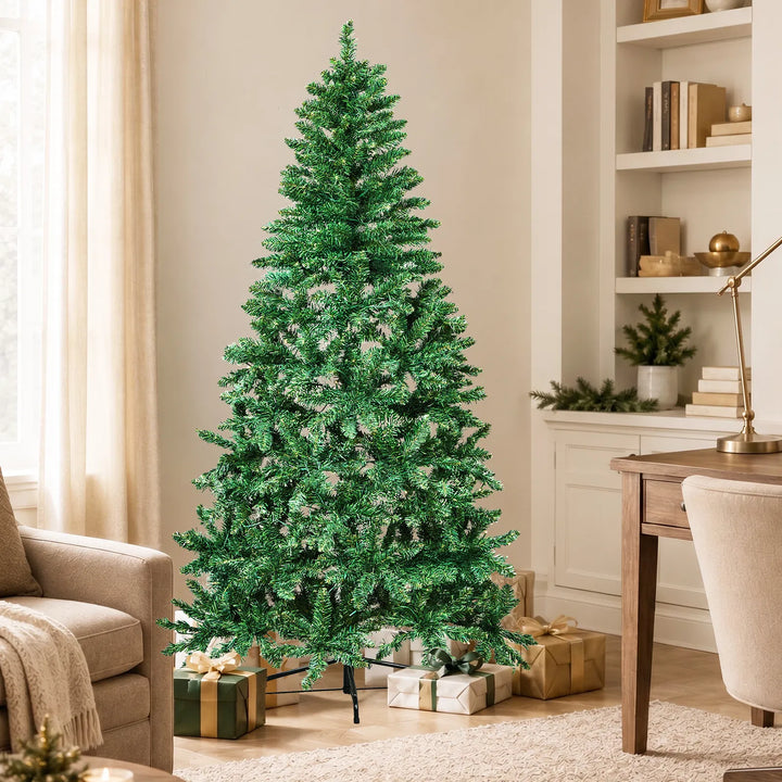 Halve kerstboom tegen de muur met lichtjes