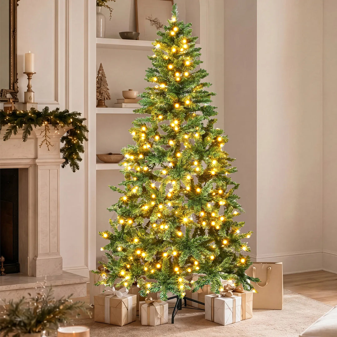 Halve kerstboom tegen de muur met lichtjes